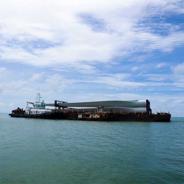 Vận chuyển thiết bị tuabin gió bằng sà lan